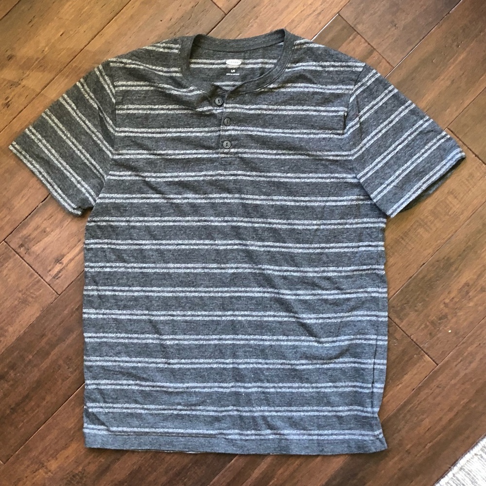 Old Navy Men’s Button-Up Stripped T-Shirt. Size L.